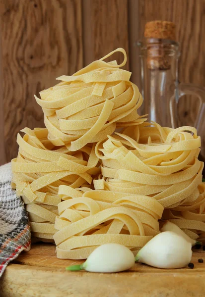 Pasta, spezie e bottiglia di olio — Foto Stock