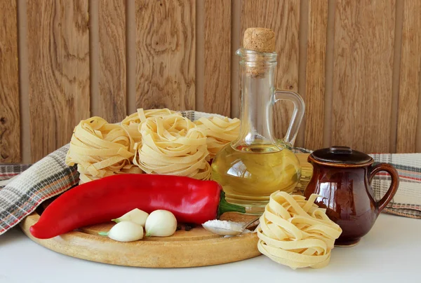 Pâtes, poivrons, épices et bouteille d'huile — Photo