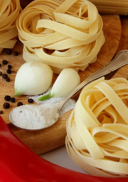 Nudeln, Knoblauch und Gewürze — Stockfoto