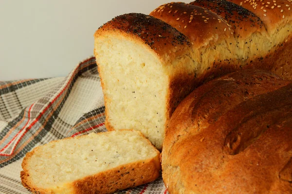 Taze pişmiş ekmek ve dilimlenmiş sağrısı — Stok fotoğraf