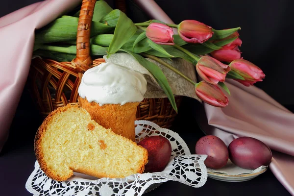 Tulipani nel cestino, torta di Pasqua e uova — Foto Stock