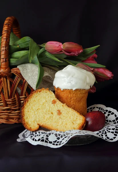 Tulipány v koši, Velikonoční koláč a vejci — Stock fotografie