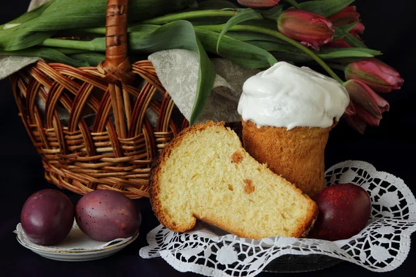 Tulipány v koši, Velikonoční koláč a vejci — Stock fotografie