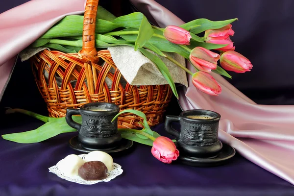 Morning coffee and a basket with a bouquet of tulips — Stock Photo, Image