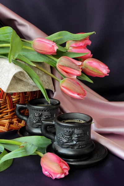 Morning coffee and a basket with a bouquet of tulips — Stock Photo, Image