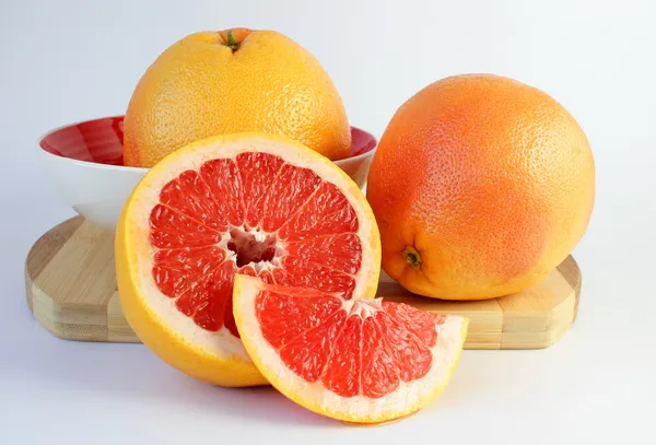 Juicy grapefruit on a cutting board — Stock Photo, Image