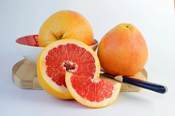 Sappige grapefruit op een snijplank — Stockfoto