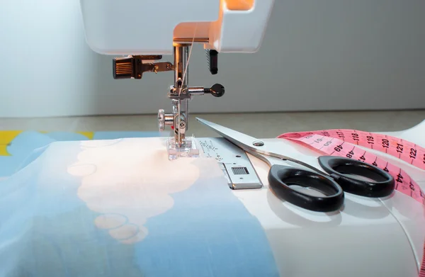 Máquina de coser, tijeras y cinta adhesiva —  Fotos de Stock