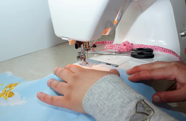 Mani femminili che lavorano sulla macchina da cucire — Foto Stock