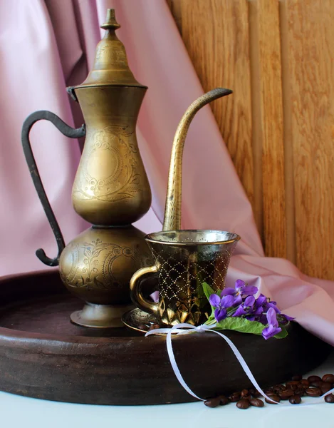 Stilleben med vintage kaffekanna, kopp kaffe och en bukett av violett — Stockfoto