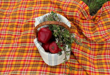 Kırmızı elmalı sepet