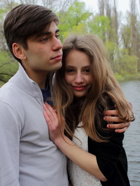 Junger Mann und Frau umarmen sich — Stockfoto