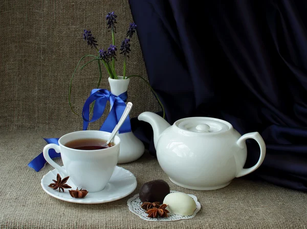 春の花の森、紅茶セット、お菓子のブーケ — ストック写真