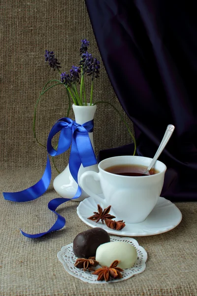 Buquê de flores da primavera floresta, uma xícara de chá e doces — Fotografia de Stock