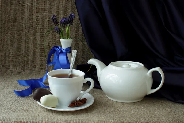 Ramo de flores de primavera bosque, juego de té y dulces —  Fotos de Stock