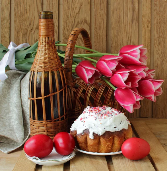 郁金香在篮子里的彩蛋复活节蛋糕 — 图库照片