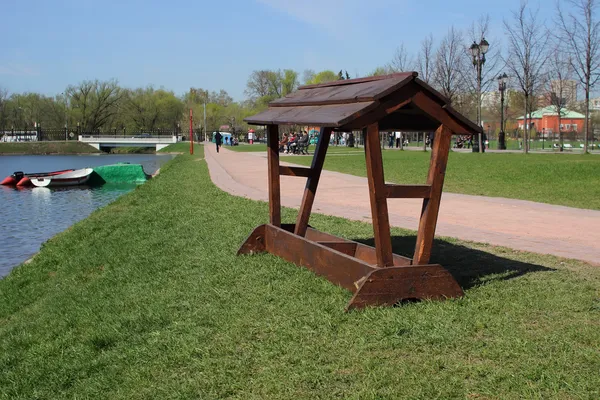 Drewniany Karmnik dla ptaków w parku — Zdjęcie stockowe