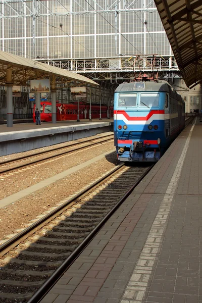 Gerakan lokomotif di stasiun di Moskow — Stok Foto