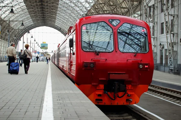 Tren de pasajeros está en el andén —  Fotos de Stock