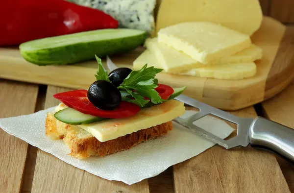 Peynir, sebze ve zeytin ile sandviç — Stok fotoğraf