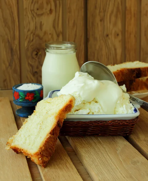 Süzme peynir, ekşi krema ve kahvaltı için taze ekmek — Stok fotoğraf