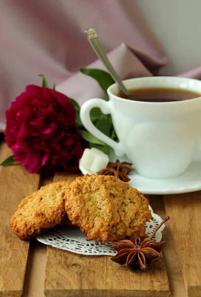 Zelfgemaakte havermout cookies en een kopje thee — Stockfoto