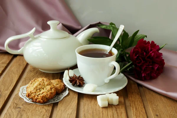 Bodegón con galletas de avena caseras y servicio de té — Foto de Stock