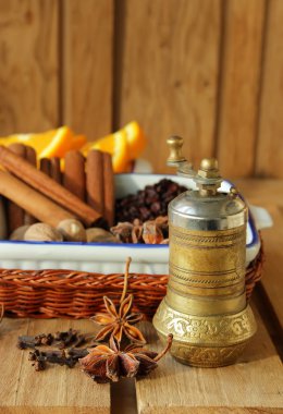 karabiber değirmeni ve çeşitli baharatlar