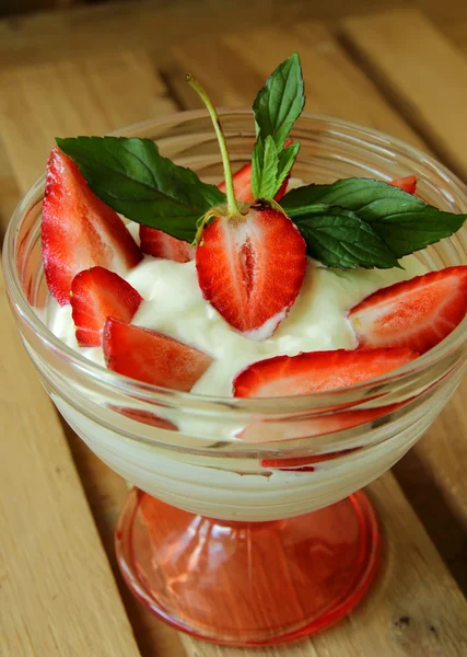 Fraises et crème et menthe dans un vase — Photo