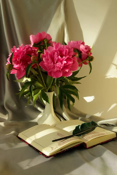 Natürmort kokulu peonies ve kalem ile not etmek