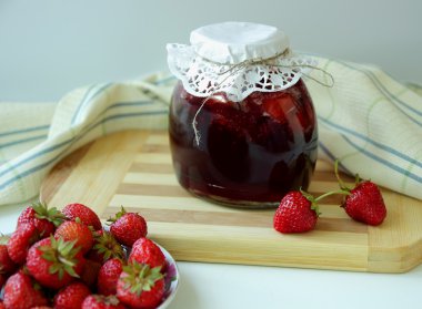 çilek reçeli ve olgun meyveleri ile uçan daire