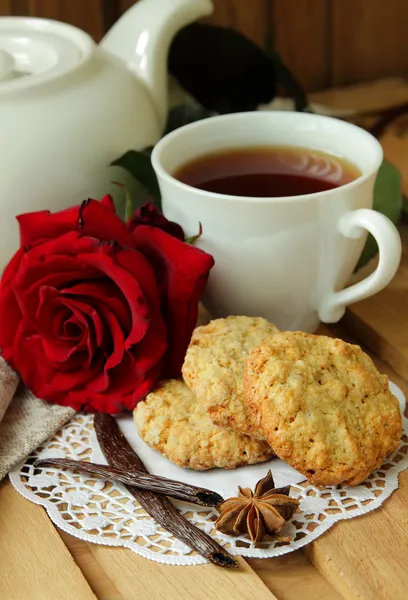 Stillleben mit einer Tasse Tee, roter Rose und hausgemachten Haferflockenkeksen — Stockfoto