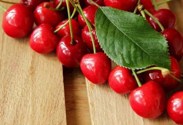 Ripe cherries on a wooden table — Stock Photo, Image