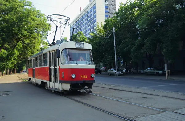 トラフィック ライト、オデッサ、2014 年 6 月 14 日に路面電車立っています。 — ストック写真