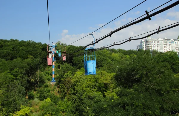 Cableway em Odessa em meio ao parque verde — Fotografia de Stock