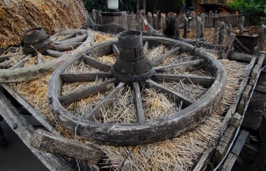 Eski tekerlek saman üzerinde yalan