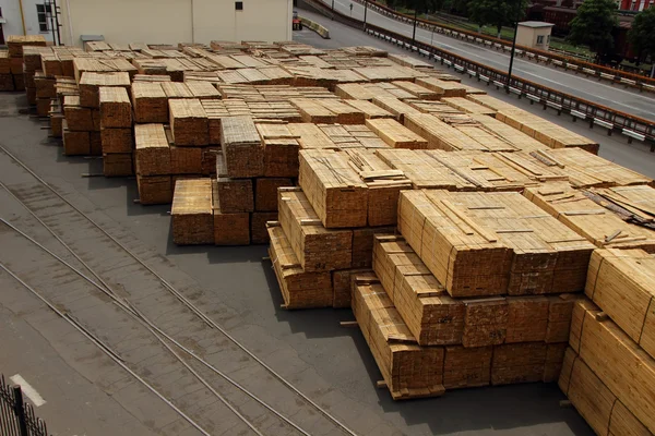 Holz, das auf dem Gebiet des Frachthafens in Odessa gelagert wird — Stockfoto