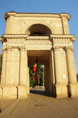 Akşamları, güneş tarafından aydınlatılmış Chisinau zafer arch