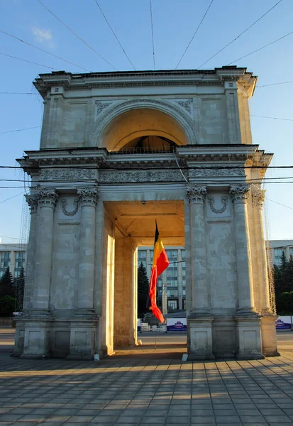 夕方には、モルドバ、2014 年 6 月 10 日キシナウ国立アセンブリ正方形の勝利のアーチ — ストック写真