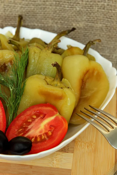 Roasted peppers and ripe tomatoes, vegetarian dish — Stock Photo, Image