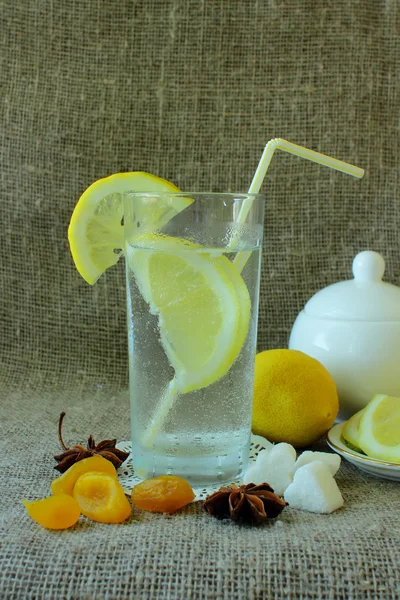 Bardak soğuk limonata, şeker ve limon — Stok fotoğraf