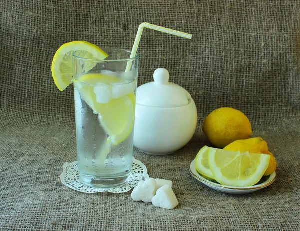 レモネード、砂糖、レモンの冷たいガラス — ストック写真