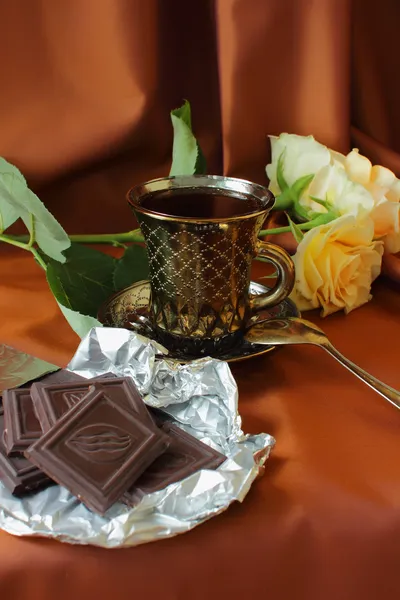 Cup of coffee, roses and chocolate bar — Stock Photo, Image