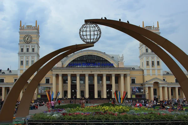 El edificio de la estación en Kharkiv y la plaza de la estación —  Fotos de Stock