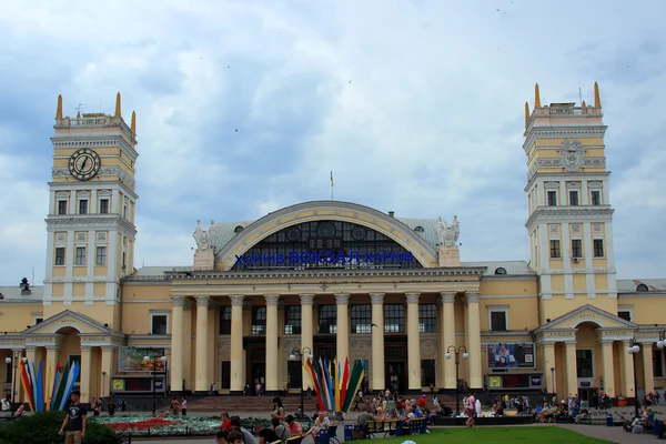 O edifício da estação em Kharkiv e a praça da estação — Fotografia de Stock