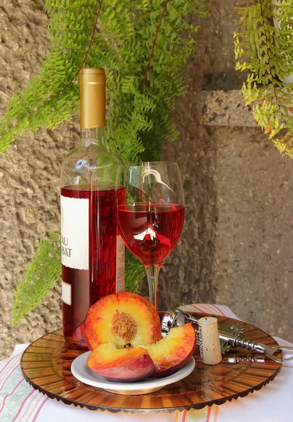 ピンクのワインと桃 — ストック写真