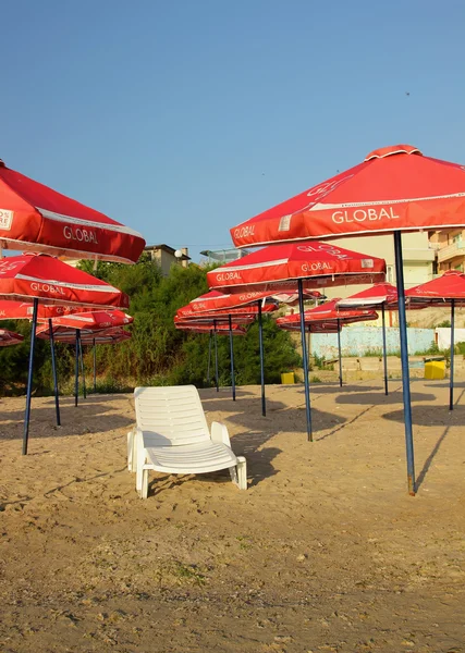 Pomorie, Bulharsko, 22 července, 2014, lehátka a slunečníky na pláži ráno — Stock fotografie