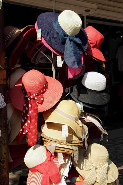 Cappelli da donna sono diversi colori e stili, appesi in una stalla, Burgas, Bulgaria, 23 luglio 2014 — Foto Stock