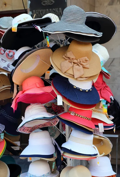 Pomorie, Bulgaria, 27 luglio 2014, Cappelli donna sono diversi colori e stili, appesi in una stalla — Foto Stock