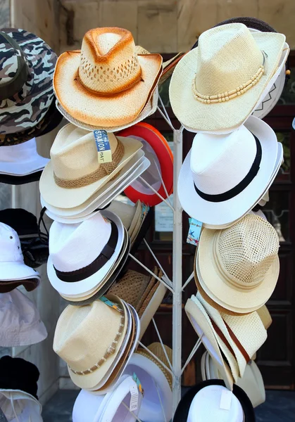 Pomorie, Bulgaria, 27 luglio 2014, Cappelli da uomo sono diversi colori e stili, appesi in una stalla — Foto Stock